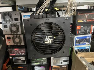 进系统几秒就黑屏"无信号"？这次元凶不是主板，是 CPU